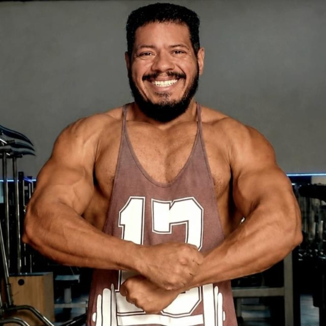 Rodrigo Joaquim treinando musculação
